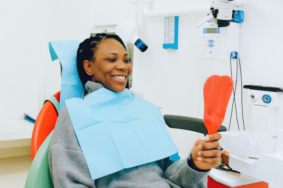 Paciente sorrindo durante avaliação odontológica