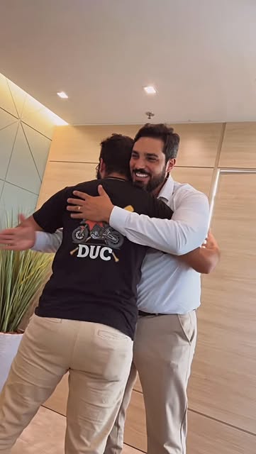 Equipe da Fraga Bertaiolli Odontologia se cumprimentando na recepção